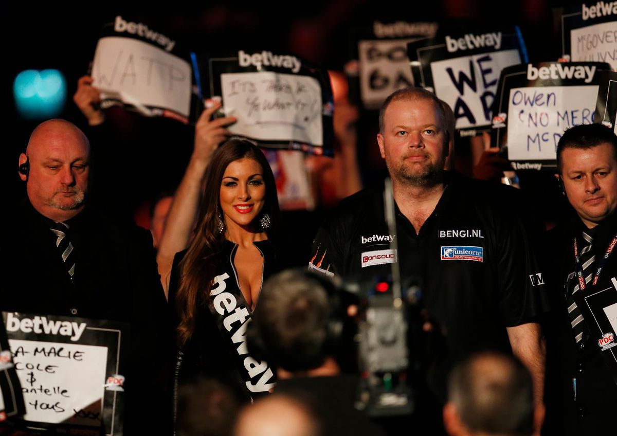 Van Barneveld: 'Walk-on-girls moeten blijven, teken de petitie'