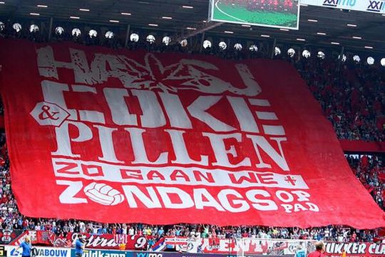 FC Twente krijgt dikke boete van 12.500 euro voor vuurwerk en spandoek