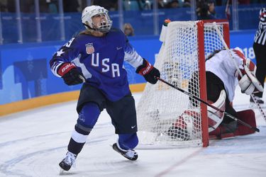Amerikaanse ijshockeysters pakken goud na shoot-outs