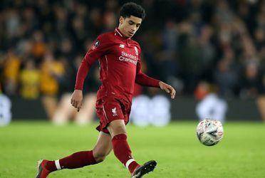 Ki-Jana Hoever tekent eerste profcontract bij Liverpool