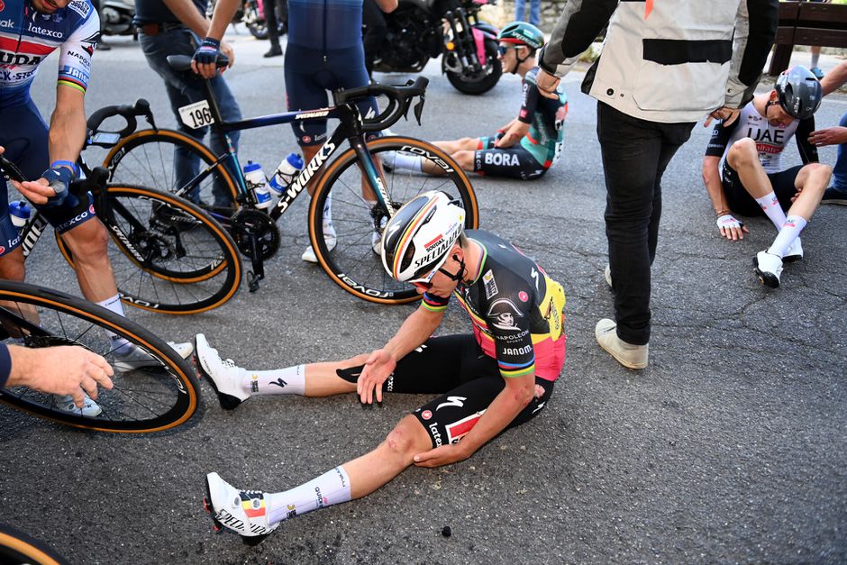 💥 | Remco Evenepoel maakt KEIHARDE val in Ronde van Lombardije