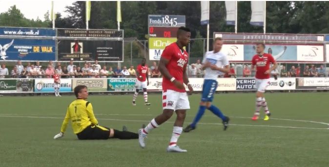 Fred Friday on fire! Spits scoort er meteen 2 voor AZ (video)