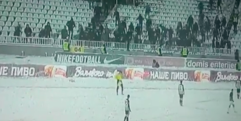 WTF? Servische supporters bekogelen grensrechter met sneeuwballen (video)