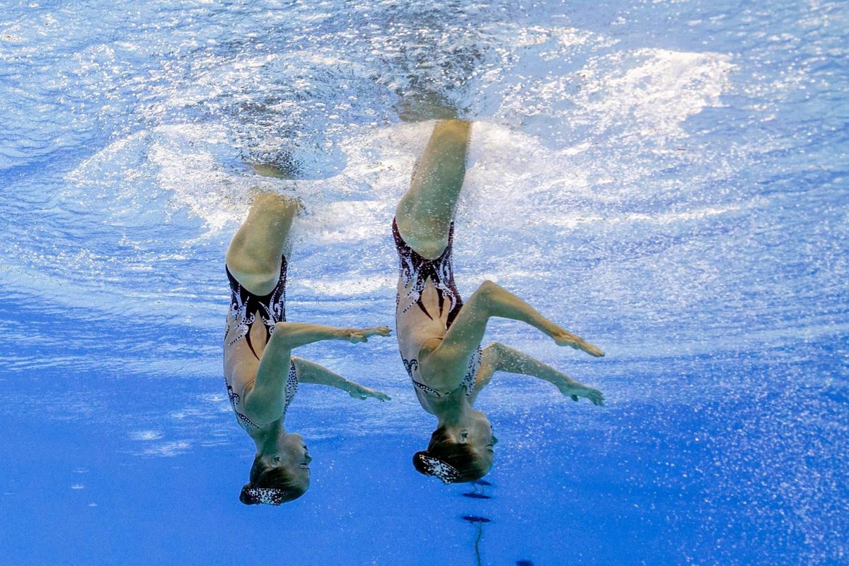 Nederlandse tweeling komt nét te kort voor WK-finale synchroonzwemmen