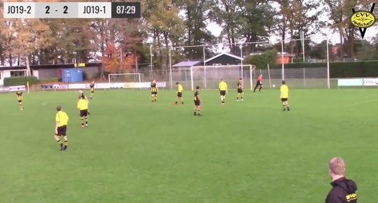 🎥 | HAHA! Amateurclub zendt oefenpot O19 live uit met stadiongeluiden van Borussia Dortmund