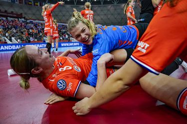 🎥| Krankzinnige laatste minuut van Nederland-Rusland in de halve finale van het WK handbal