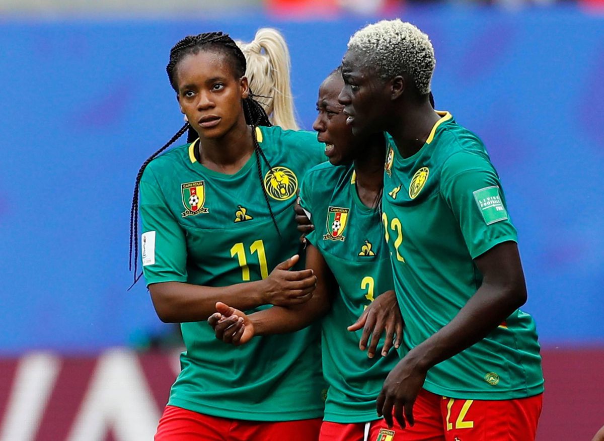 Speelsters Kameroen huilend op het veld na VAR-beslissingen
