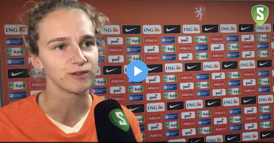 Vivianne Miedema denkt aan haar overleden opa: 'Hij had gewild dat ik zou voetballen' (video)