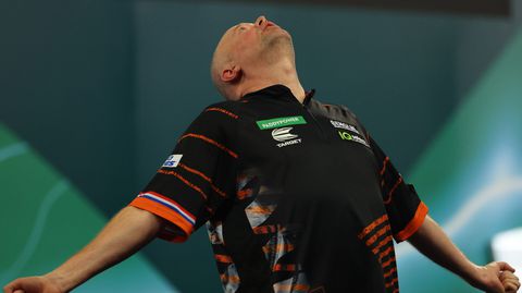 'Nederland moet iets Engelser worden: Raymond van Barneveld is een grote meneer'