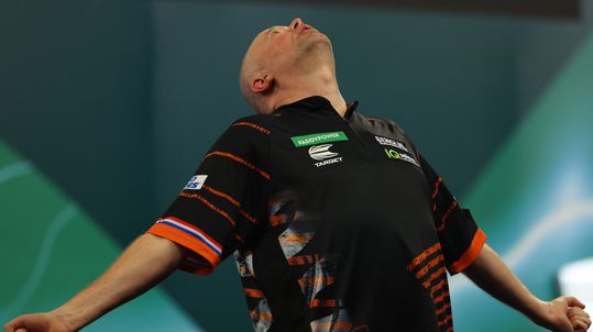 'Nederland moet iets Engelser worden: Raymond van Barneveld is een grote meneer'