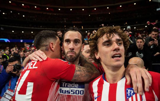 'El Sierd' draait he-le-maal door bij 2-0 Godin en zingt een liedje 😂 (video)