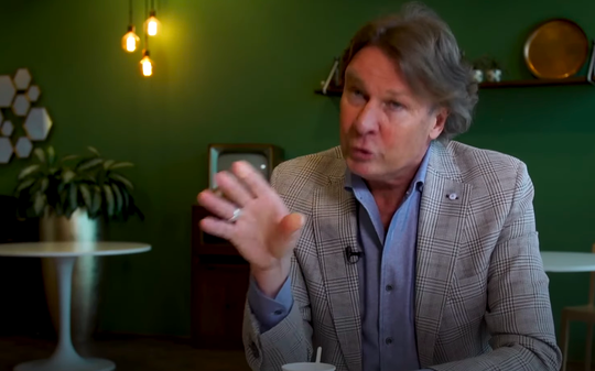 😂 | Hans Kraay jr. over 'sorry-moment' bij VI: 'Johan sloeg me helemaal tot Grolloo'