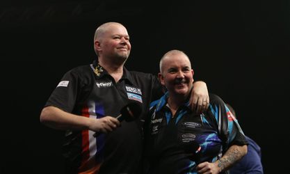 Taylor geeft 'Barney' 3 keer billenkoek bij het Kings of Darts (video)