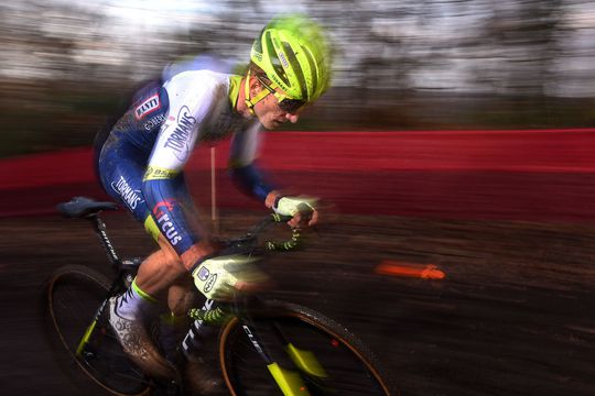 🎥 | Quinten Hermans oppermachtig bij wereldbeker veldrijden in VS, 20-jarige Pim Ronhaar 5e