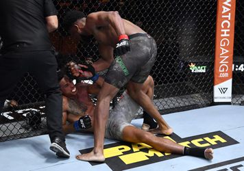 😱 | UFC-debutant houdt handen veel te laag en wordt keihard AFGERANSELD
