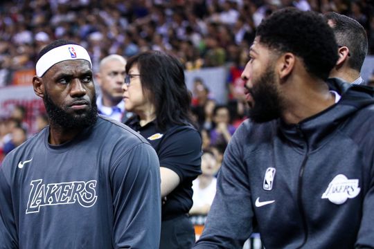 🎥 | Omaatje reageert op vloekende LeBron James: 'Pas op je woorden'