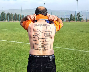 Fan showt enorme tattoo van beste Oranje-elftal ooit op zijn rug (foto)