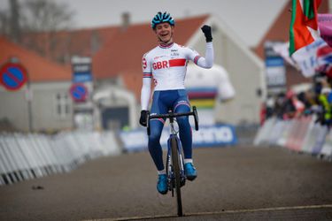 Ben Tullet prolongeert wereldtitel veldrijden, Pim Ronhaar eindigt als vijfde (video)