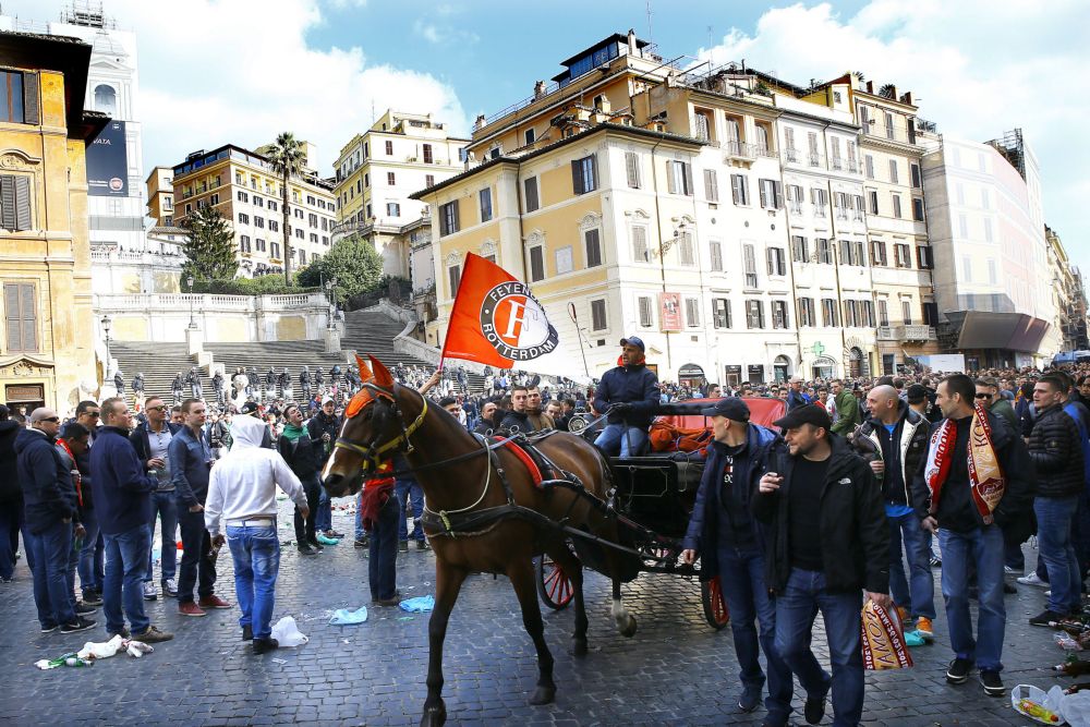 Toch nog 19 Feyenoord-supporters opgepakt in Napels