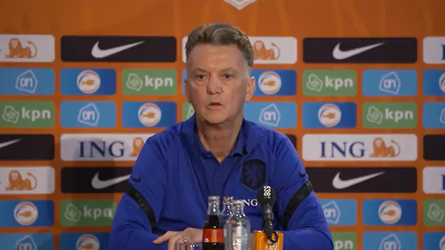 🎥 | Van Gaal over goede prestaties Berghuis: 'Hij mag God op zijn blote knieën danken'