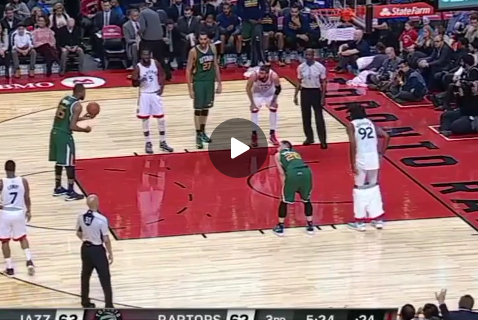 Basketballer probeert tegenstander af te leiden en trekt broek uit (video)