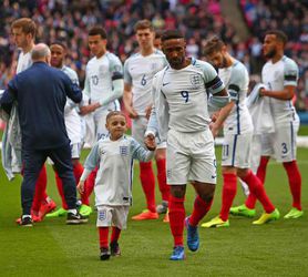 Opperbaas Defoe verovert harten na opdragen goal aan 5-jarige terminale 'beste vriend'