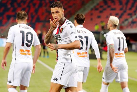 Huh?! Vader van oud-PSV'er sloopt auto's op het terrein van AS Roma