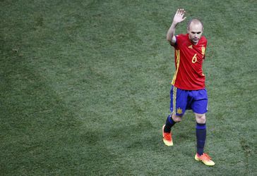 Iniesta doneert EK-shirt aan kankerstichting