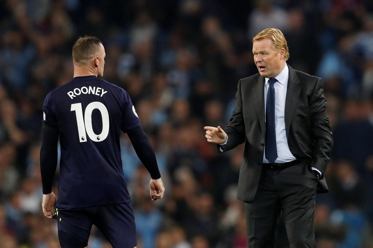 Koeman met de handen in het haar door Rooney