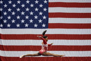 Olympisch turnkampioene Biles pakt winst na afwezigheid van twee jaar (video)