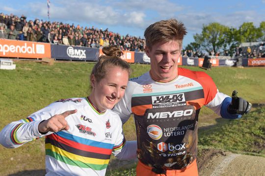 BMX'ers Niek Kimmann en Laura Smulders winnen wereldbekerwedstrijd in Frankrijk