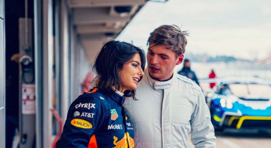 🎥📸 | Max Verstappen scheurt met nieuwe liefde over circuit in Barcelona