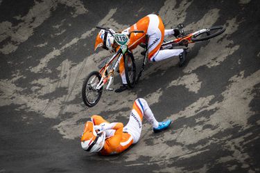 🎥 | DRAMA bij het BMX: Nederlandse topfavoriete Laura Smulders klapt tegen het asfalt