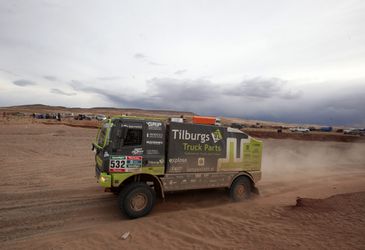 Navigator Marcel Snijders letterlijk aan de racekak tijdens Dakar (video)