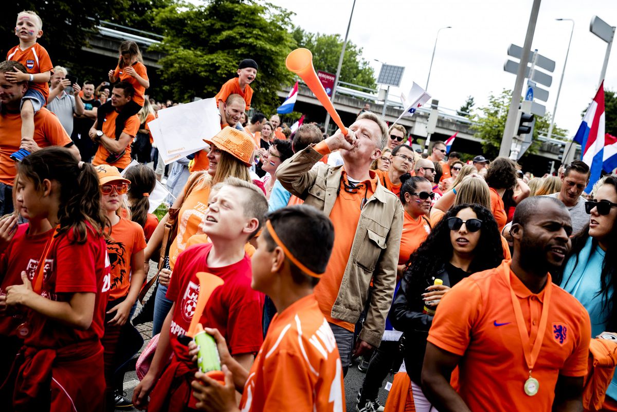 1000+ supporters wachten Oranje-spelersbus op (video)