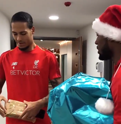 'Kerstman' Wijnaldum deelt cadeautjes uit bij Liverpool (video)