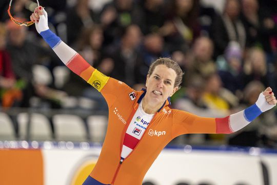 🎥 | Ireen Wüst schaatst zo hard op de 1.500 meter dat Miho Takagi ervan valt