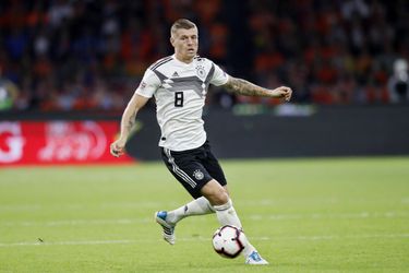 Stunt in de maak? Kroos schiet Duitsland vanaf penaltystip op voorsprong tegen Frankrijk (video)