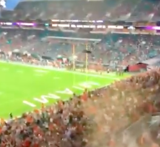 🎥 | Wow! Football-supporters vangen kat die van het stadiondak valt