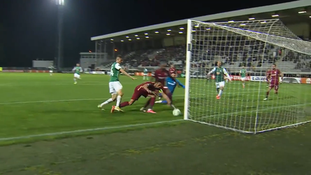 🎥 | Rood! Cluj-speler slaat 2 keer de bal uit het doel met zijn hand