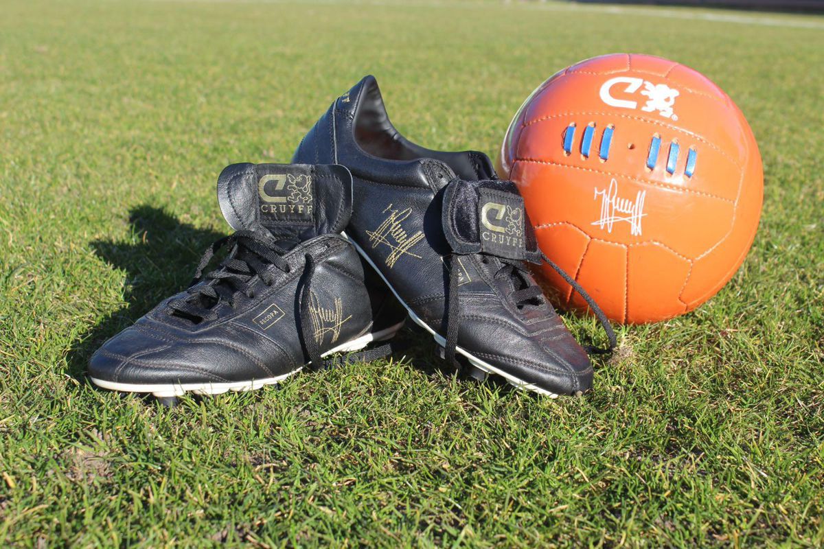 Te koop: De allerlaatste voetbalschoenen van Johan Cruijff