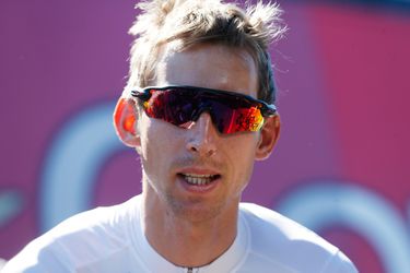 Mollema lacht na Froome-compliment: 'Hij kan moeilijk iets anders zeggen'