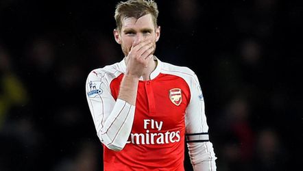 Flinke blessure Mertesacker, Arsenal op zoek naar verdediger