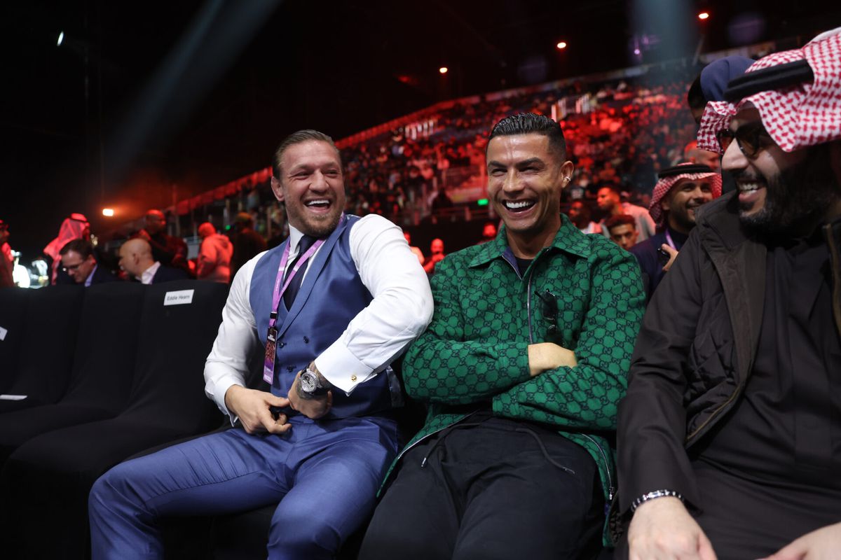 Conor McGregor en Cristiano Ronaldo hevig in gesprek bij boxing-event: fragment gaat viraal