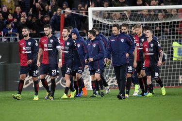 WTF? Boze boeren blokkeren trainingscomplex van Cagliari dat daardoor vlucht mist (video)