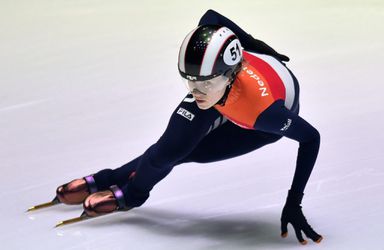 Shorttrackster De Vries schiet weg op ijsbaan en breekt enkel