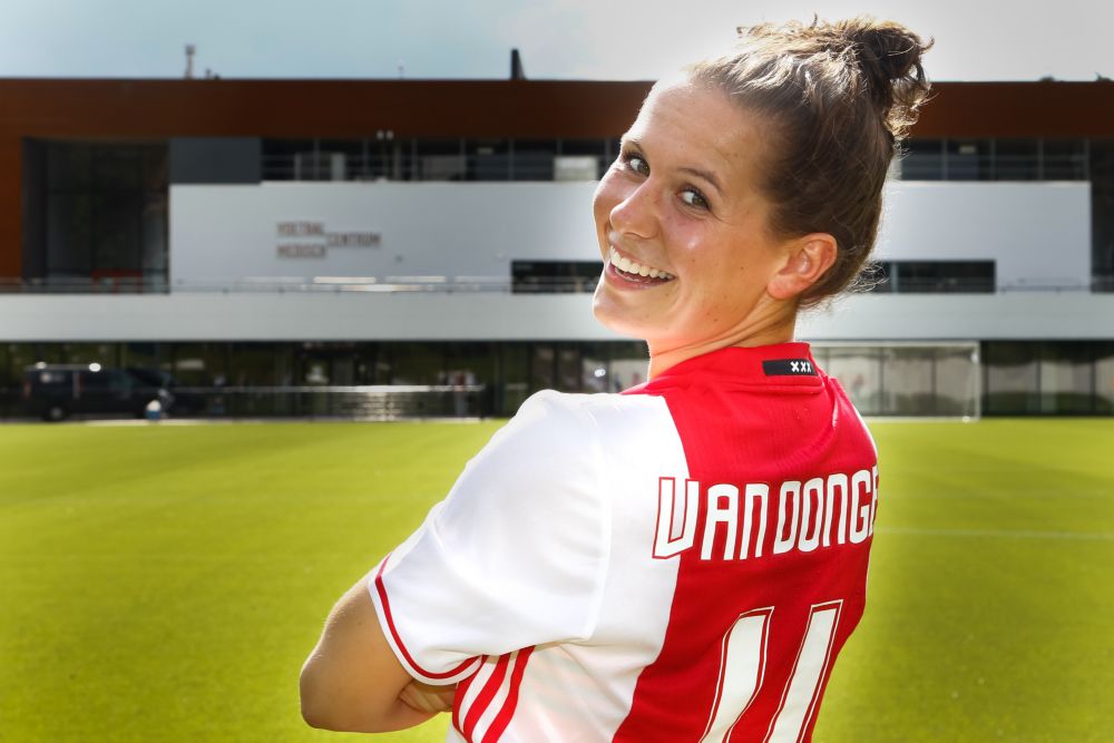 Voetbalster Merel van Dongen: 'zijn we al naakt meiden?' (video)