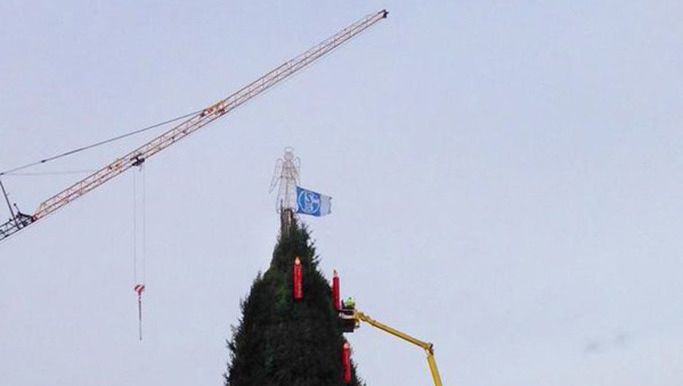 Schalke-fans planten hun vlag in Dortmund