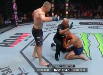 UFC'er beukt tegenstander KO en is boos op twijfelende scheids: 'Hij moet ingrijpen' (video)