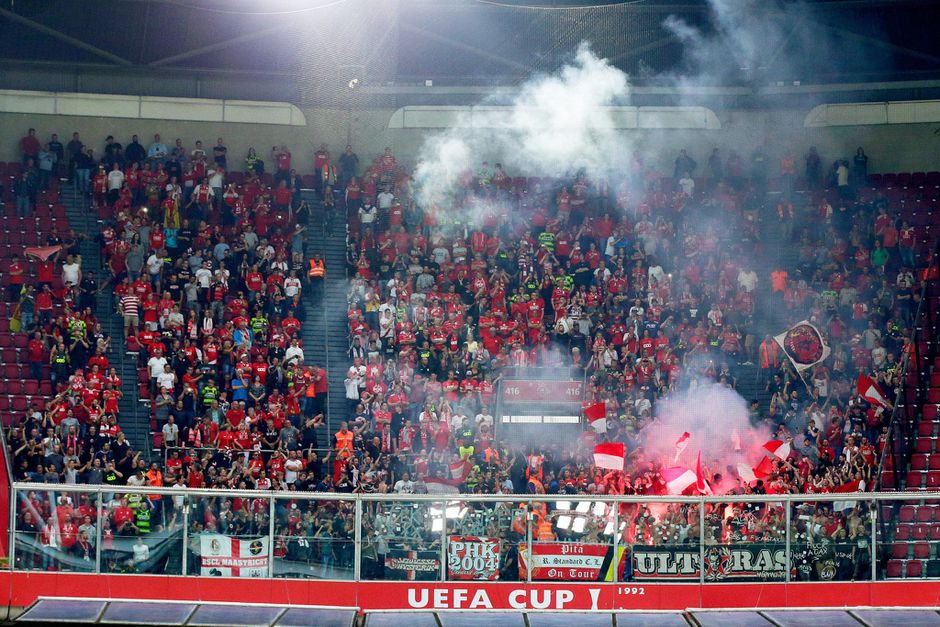 Standard Luik nodigt pornoster Mia Khalifa uit voor Europa League-wedstrijd (foto's)